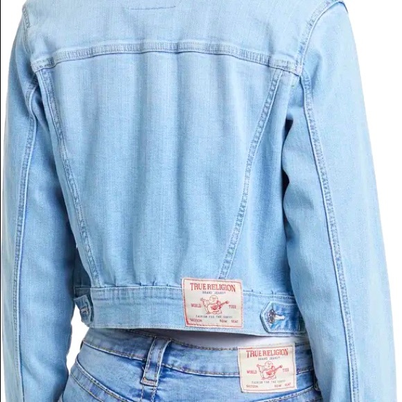 NWT True Religion Fitted Crop Trucker Jean Jacket Light Wash Size Medium - Picture 3 of 6